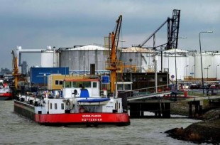 Olieterminal haven amsterdam