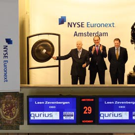 Qurius stapje voor stapje in Franse handen 