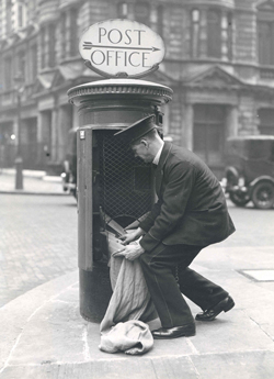 Even stilstaan bij de postbode