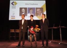 Liane Philipsen tijdens de finale van de verkiezing Logistiek Manager van het Jaar, Links Tom Tillemans (Heinz) en rechts van Philipsen Roel van Driel de uiteindelijke winnaar van de LMvhJ-verkiezing.