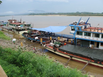 Laden en Lossen op de Mekong, Noord-Thailand - René van den Elsen (IPL Consultants)  
