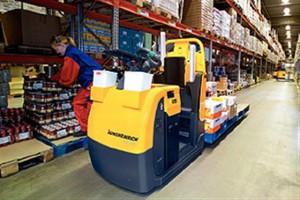 Het traditionele orderverzamelproces: orderpickers rijden met pallet of rolcontainers langs de picklocaties.