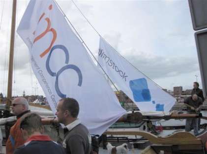 Ook de vlag van het IMCC werd gehesen bij aanvang van het zeilfestijn.