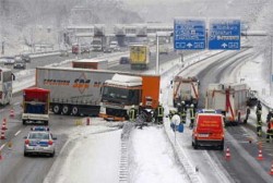 Vrachtauto’s bij hevige sneeuw aan de kant?
