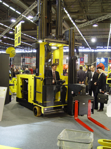 Smallegangentruck plaatst chauffeur op zetel