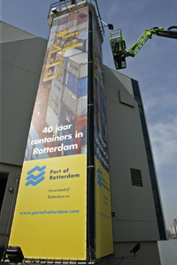 Vaandel bij de haven van Rotterdam