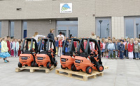 Still geeft mini-heftrucks cadeau aan basisschool