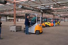 Zes BMWT-leden hebben heftrucks ter beschikking gesteld