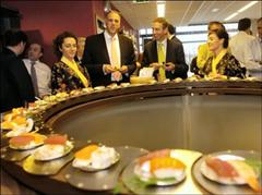 Sushi bij DHL (foto Dick de Boer; bron BN/De Stem)