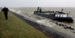 Vrachtschip omgeslagen