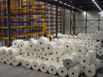 Het grootste deel van de voorraad in het hoogbouwmagazijn bestaat uit rollen glasvezel