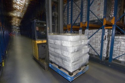 De reachtruckchauffeurs hebben het rijk alleen in de vrieskou