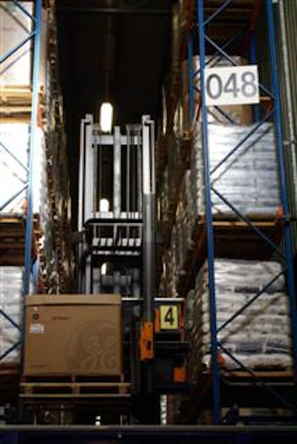 Combitrucks versnellen magazijnprocessen bij GE Plastics