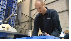 De goederen komen naar de orderpicker toe