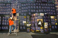 FNV Bondgenoten beplakken hoofdkantoor TLN