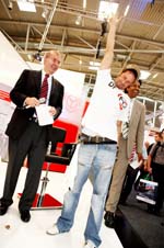 Wereldrecord: 300 mensen knippen in 24 uur