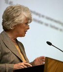 Karla Peijs jureert inzendingen VanAnaarBeter-Prijs