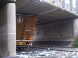Vrachtauto vast onder viaduct
