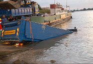 Vrachtauto raakt te water