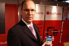 Peter Heuvel van RedPrairie toont een alert op zijn blackberry