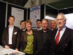 Van Mook (rechts) en Halie (derde van rechts) tussen enkele Vela-leden