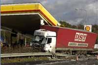Vrachtauto ramt Shell-tankstation