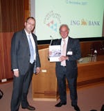 Machiel Bode (l) overhandigt het rapport aan Wim Vos