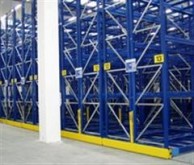 Zeus stapt in verrijdbare stellingen