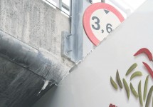 truck vast onder viaduct