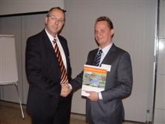 Machiel Bode van ING reikt het rapport over intermodaal vervoer uit aan Bram Ewals van KNV