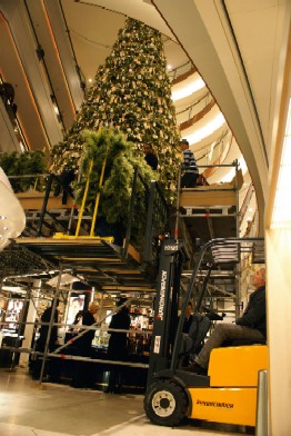 Heftruck Jungheinrich helpt bij opbouw kerstboom