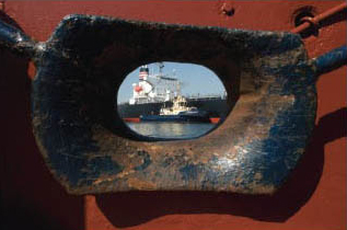 Boek 'Door het oog van de loods' geeft beeld van werken in de haven