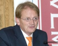 Van Laarhoven presenteert innovatieprogramma.