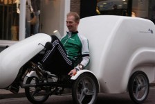 Hanno Maas in actie in de bakfiets van Binnenstadservice.nl