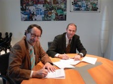 Rob Franken, voorzitter Raad van Bestuur ROC West-Brabant en Nico van Os, lid College van Bestuur NHTV, ondertekenen het convenant.