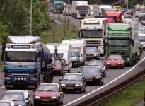 Economische crisis zorgt voor minder vrachtauto's op de snelwegen.