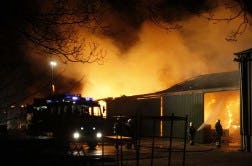 Felle brand legt magazijn Van de Looy Transport in de as (foto: Bert Jansen)