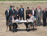 Vorig jaar juni werd op de bouwlocatie bij de Zuiderzeehaven in Kampen het contract ondertekend tussen Wärtsilä en de Zuiderzeehaven voor de bouw van een centraal dc. 