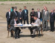 Vorig jaar juni werd op de bouwlocatie bij de Zuiderzeehaven in Kampen het contract ondertekend tussen Wärtsilä en de Zuiderzeehaven voor de bouw van een centraal dc.