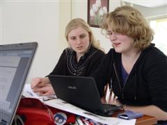 Femke en Fayette van het Bonhoeffercollege uit Castricum overleggen over de efficiëntste manier om container over te slaan.