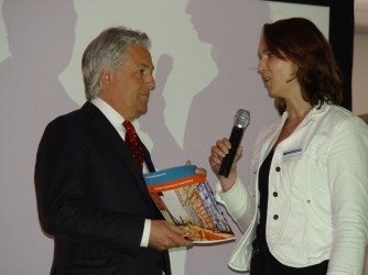 Hans Vervat neemt het rapport in ontvangst van de Arbeidsinspectie