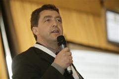 Eric Hereijgers tijdens de WMS-dag: 'Bij implementatie van een WMS hoort een verandering van het logistiek concept, anders haal je geen efficiency-verbetering'.