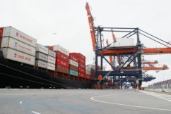 De overslag in de haven van Rotterdam is het eerste kwartaal van dit jaar fors teruggelopen.