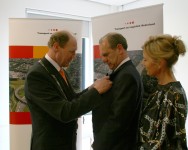 Peter Sierat krijgt zijn lintje uit opgespeld van burgemeester Jan Waaijer 