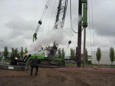 Op bedrijventerrein de President in Hoofddorp werd de eerste paal geslagen voor de nieuwbouw van een duurzaam pand voor de transportbedrijven Cargo Masters en Elmers