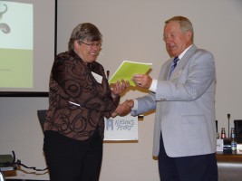 Frans Tielrooij van Platform Agrologistiek overhandigt het boek aan Annemie Burger van het Ministerie van Landbouw, Natuur en Voedselkwaliteit