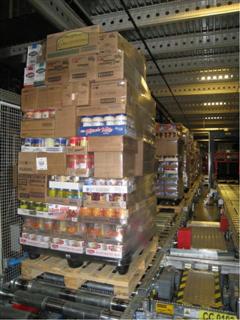 Een foto van de eerste Order Picking Machine van Kroger, die onder meer 16 Case Order Machines omvatte.