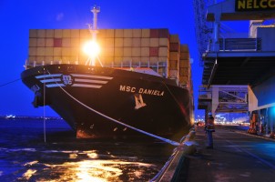 Tijdens de pinksterdagen kreeg de Rotterdamse haven bezoek van het grootste containerschip tot nu toe.