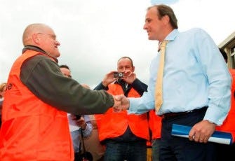 Jumbo-directeur Frits van Eerd neemt de handtekeningen van de dc-medewerkers in ontvangst.