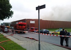 Even voor acht uur vanochtend is brand uitgebroken in een magazijn van een drankenhandel in het Amsterdamse stadsdeel Zeeburg (foto: Robby Hiel). 